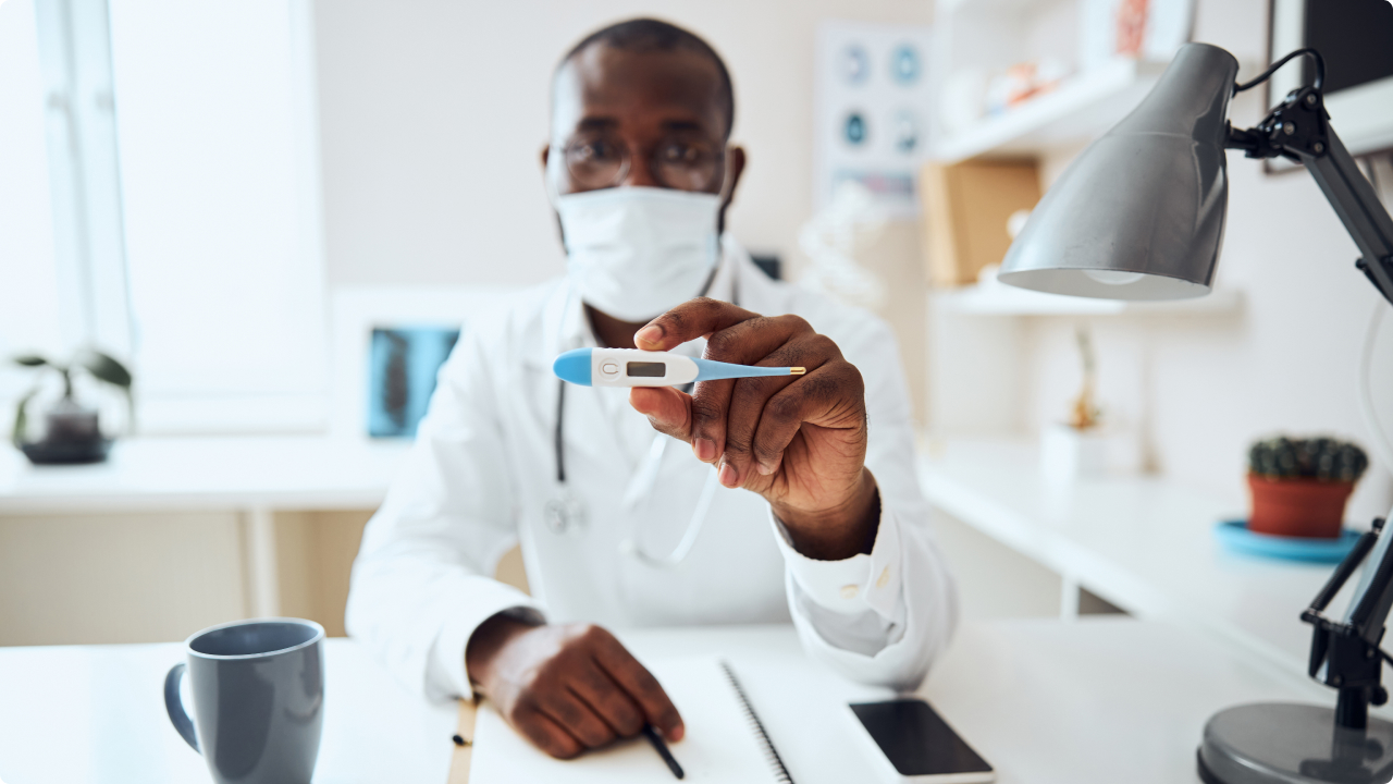 Médico experiente esta mostrando um dos termômetros digitais