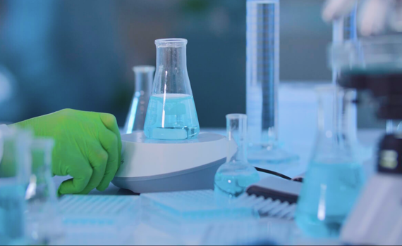 Processo de agitação magnética acontecendo em um laboratório.