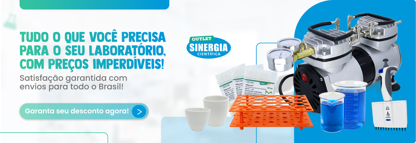 Imagem com produtos para laboratórios a direita. A esquerda descrição nas cores verde e azul informando que a empresa Sinergia Científica possui uma loja com preços de Outlet.