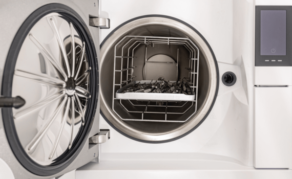 Autoclave horizontal com a porta aberta.