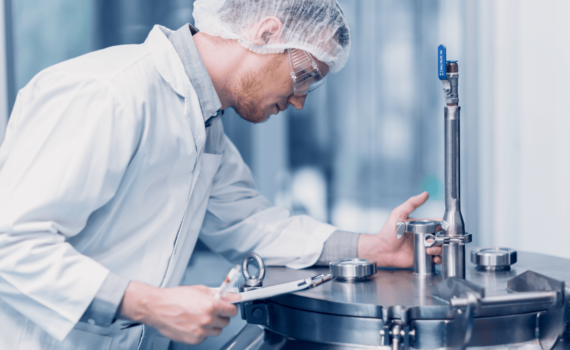 Trabalhador verificando a autoclave