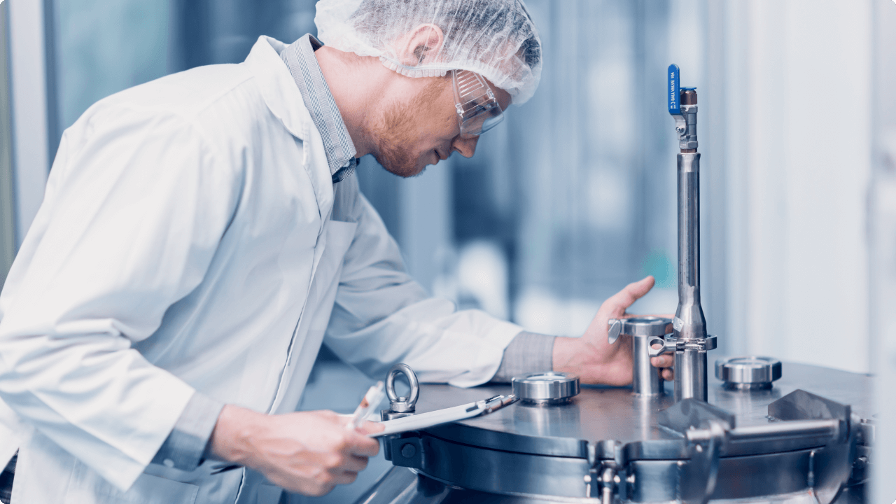 Trabalhador verificando a autoclave