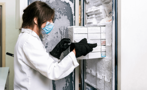 Cientista mulher guardando vacinas em laboratório