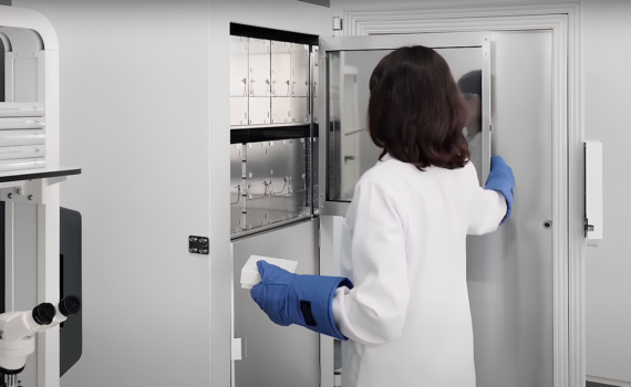 Cientista mulher utilizando ultrafreezer