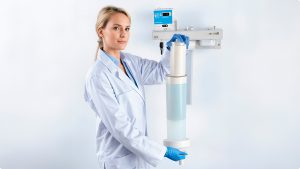 Cientista trocando filtro de deionizador