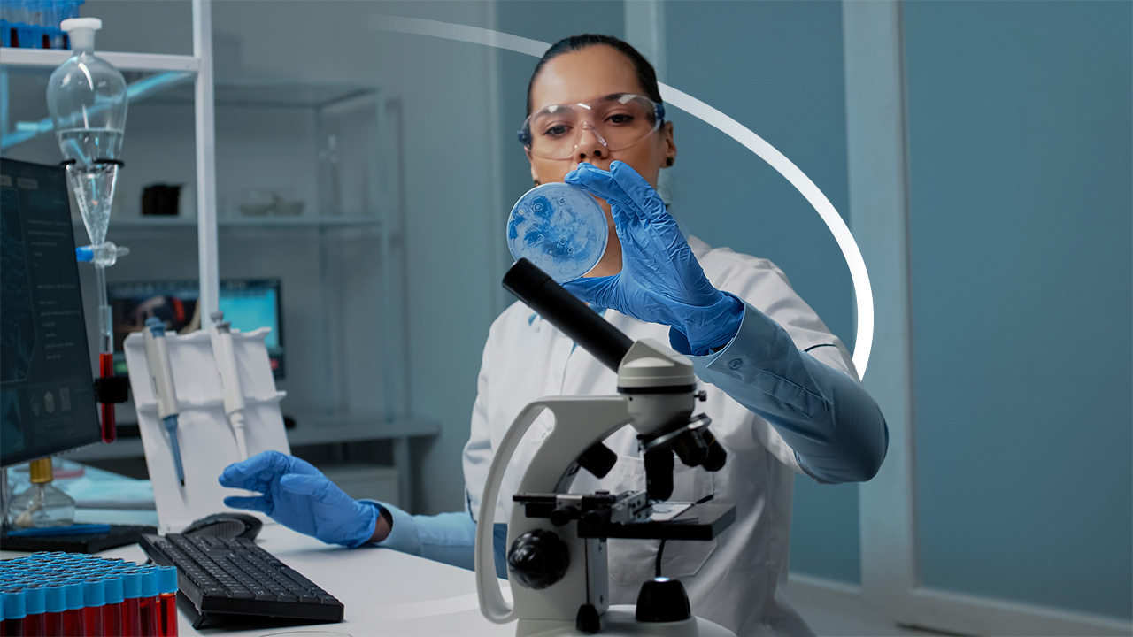 Cientista organizando insumos de alta precisão e materiais para laboratório no Brasil distribuídos pela conceituada Sinergia Científica.
