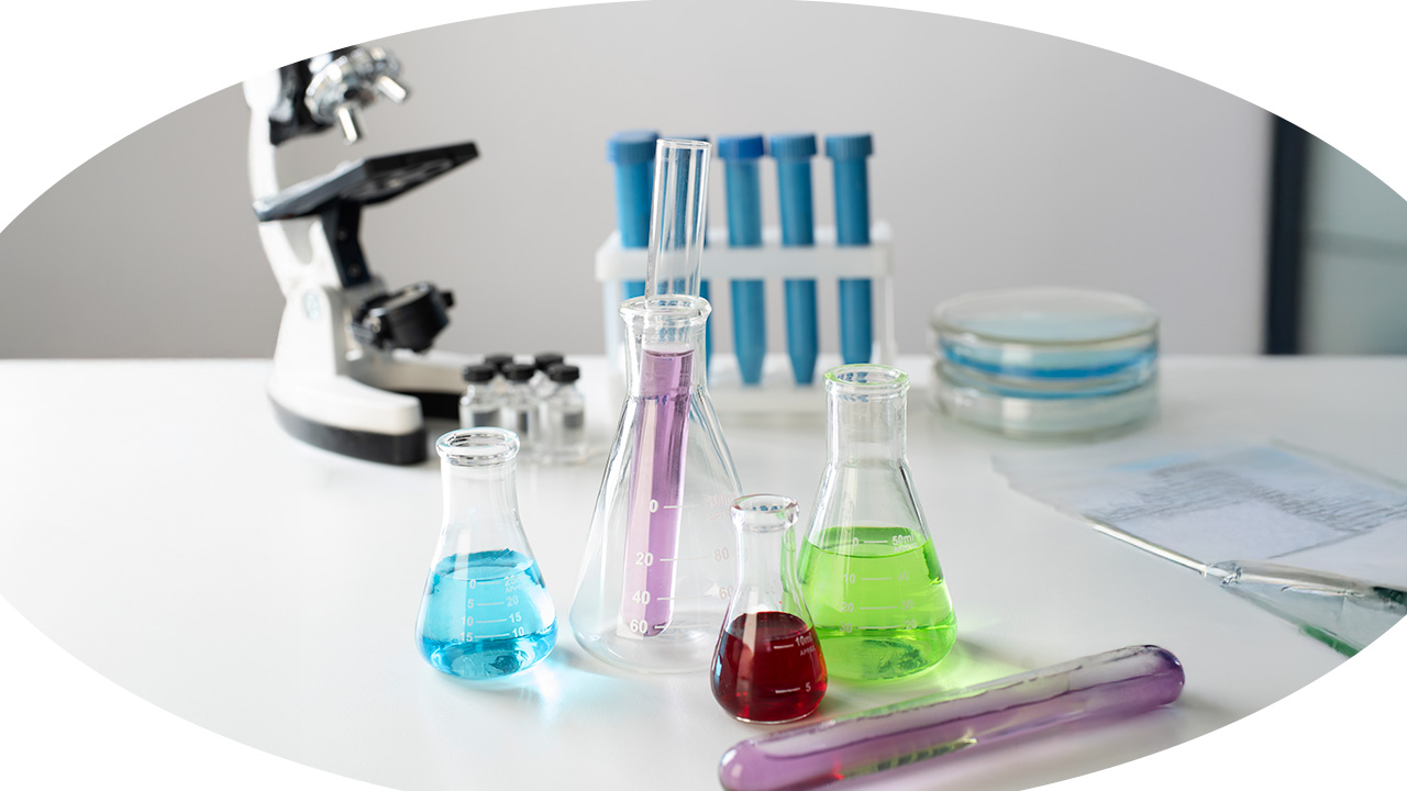 Técnico manipulando soluções em vidrarias de laboratório para química de alta precisão distribuídas pela Sinergia Científica.