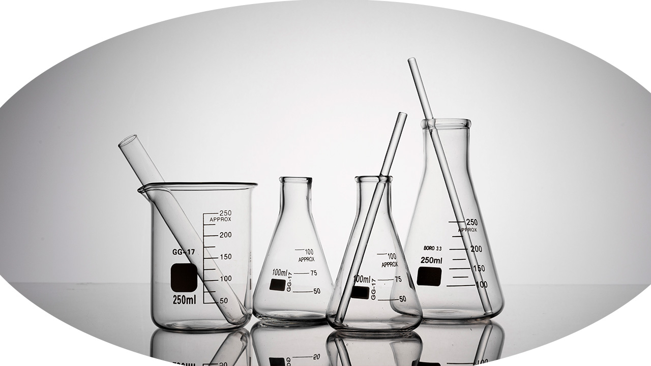 Estoque de insumos graduados e vidrarias químicas de alta precisão organizados na Sinergia Científica, sua melhor distribuidora de produtos laboratoriais.