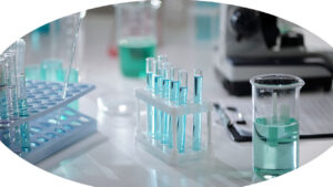 Analista organizando o estoque de insumos e balões volumétricos antes de comprar materiais para laboratório na Sinergia Científica.
