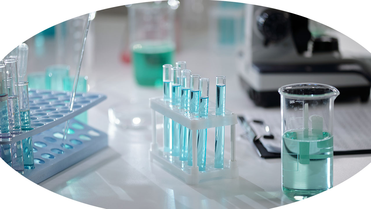 Analista organizando o estoque de insumos e balões volumétricos antes de comprar materiais para laboratório na Sinergia Científica.