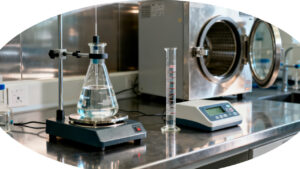 Técnico atuando em uma bancada analítica moderna com equipamentos para laboratório distribuídos pela Sinergia Científica.