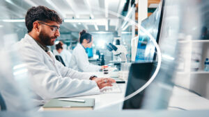 Profissional de química analisando as marcações de precisão de um balão volumétrico de alta qualidade fornecido pela Sinergia Científica.
